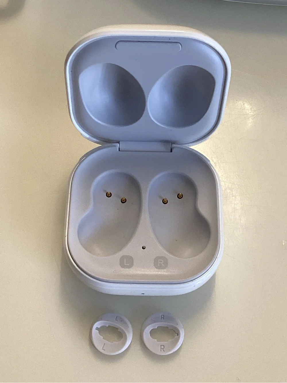 Samsung White Wireless Earbuds Charging Case with White Tip Rings